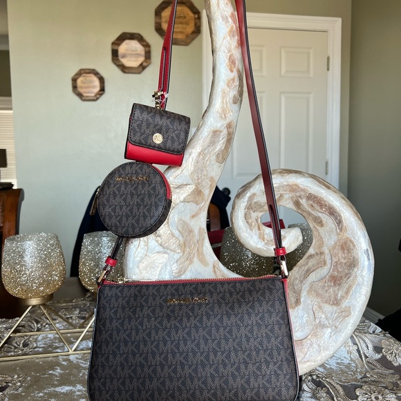 Michael Kors Crossbody with Tech Attached MK Signature - Picture 11 of 12